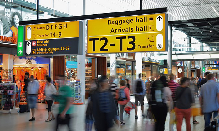 Prenotare la valuta estera e cambiare i soldi in aeroporto Forexchange